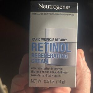 Neutrogena Retinol Regenerating Cream - Silver and Blue